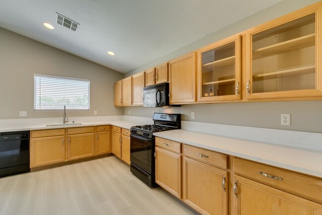 Building Photo - This  one-story home is located in the hea...