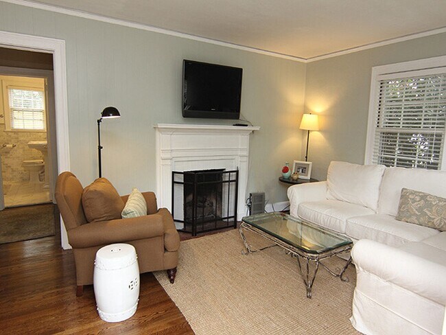 Foto del edificio - Adorable, Renovated Bungalow with Huge Yar...
