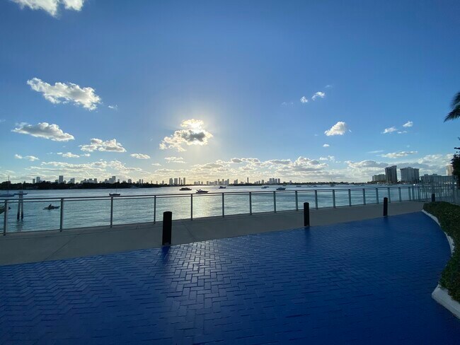 Frente a la bahía - 1000 West Ave