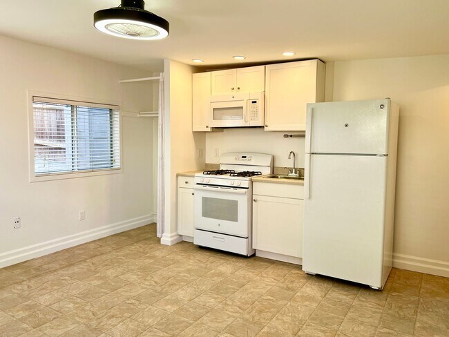 Foto del edificio - Studio in North Park - Freshly Painted, Community Laundry, Pet Friendly