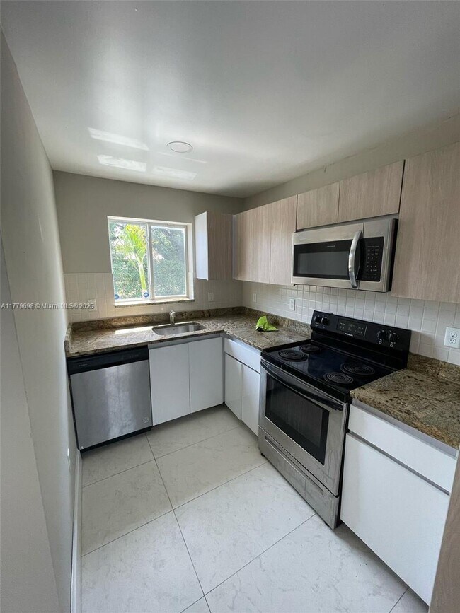 Foto del edificio - 817 NW 3rd Ave