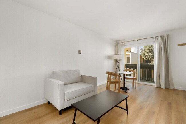 Foto del edificio - Modern Studio in BayHo - Can come fully furnished or unfurnished!