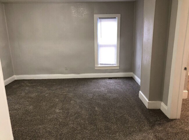 Foto del edificio - 2 Bed, 1 Bath, BONUS ROOM!!