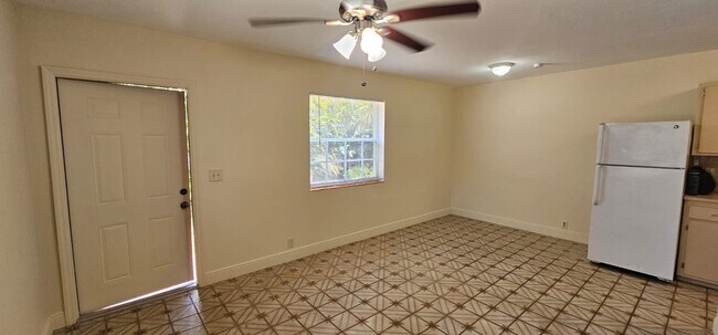 Foto del edificio - 9614 NW 5th Ave