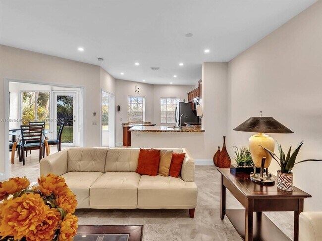 Foto del edificio - 6538 Via Regina