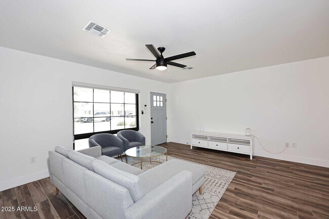 Foto del edificio - 716 W 11th St