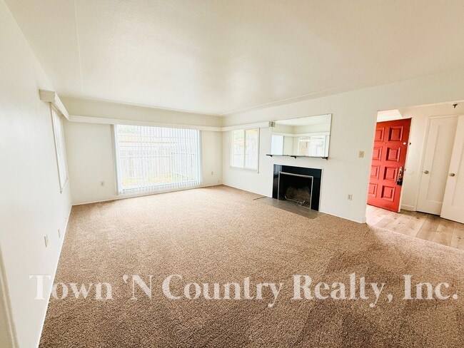 Building Photo - Beautifully Updated 3-Bedroom Home in Sout...