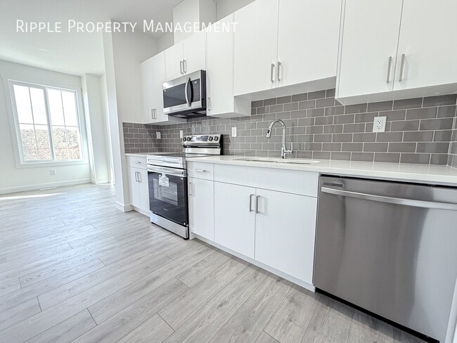 Photo du bâtiment - Modern 3 Beds, 2.5 Baths TownHouse | 2 Pets Allowed. 20lbs Max