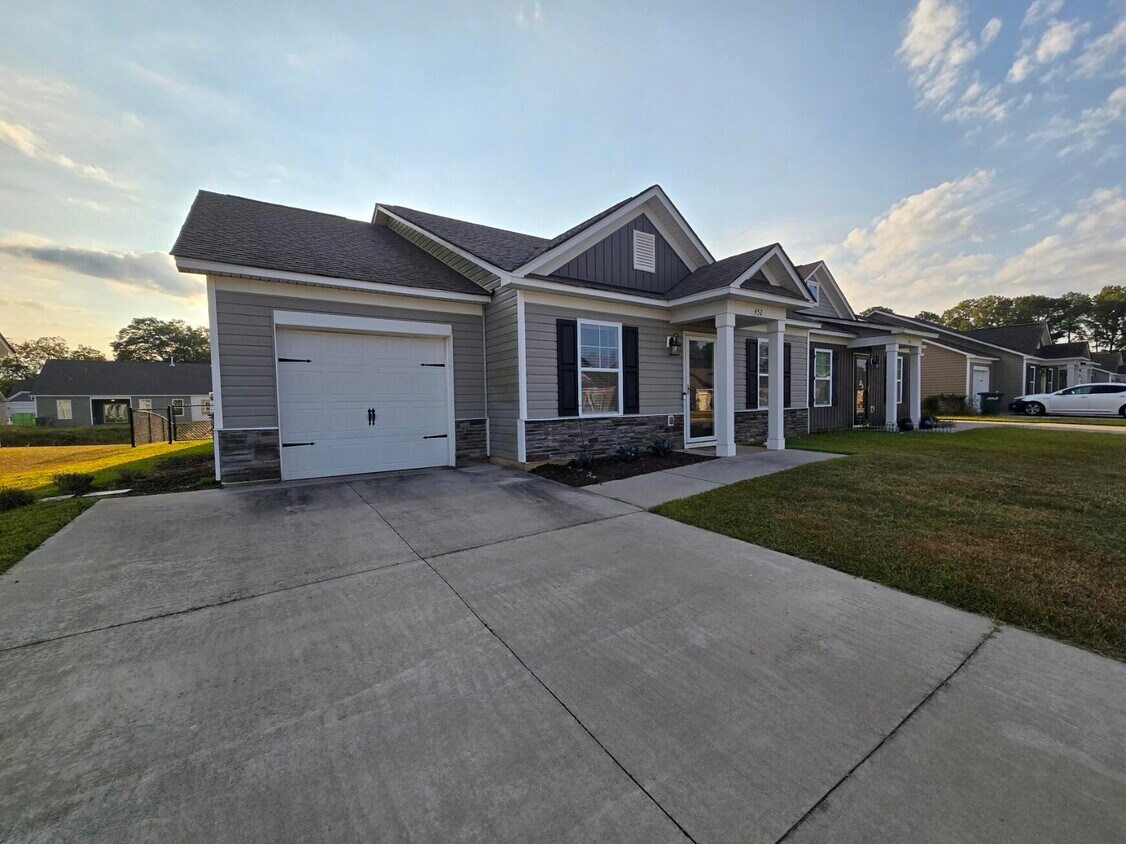Foto principal - 452 Conifer St
