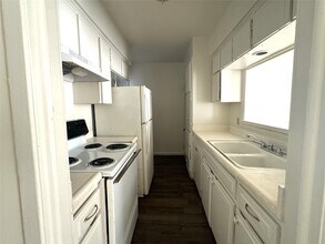 Building Photo - 3003 Broadway St