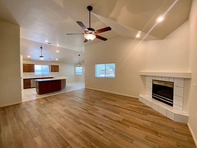 Building Photo - SPACIOUS HOME FOR RENT!