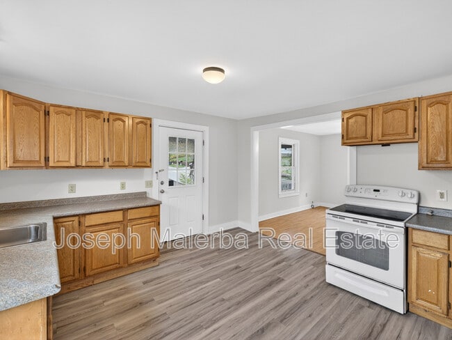 Building Photo - 483 Boswell Ave