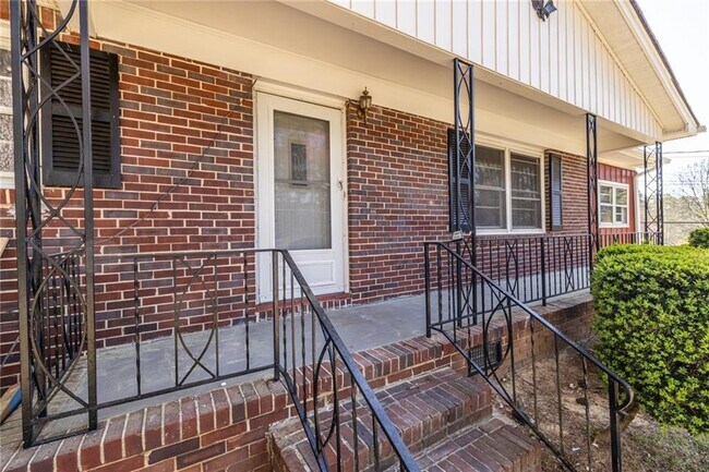 Building Photo - 2058 Green Forrest Dr