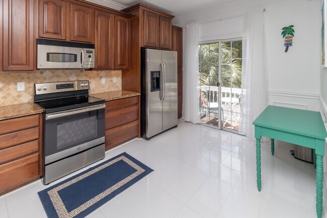 Foto del edificio - Lovely Townhome Available In Yacht Cove