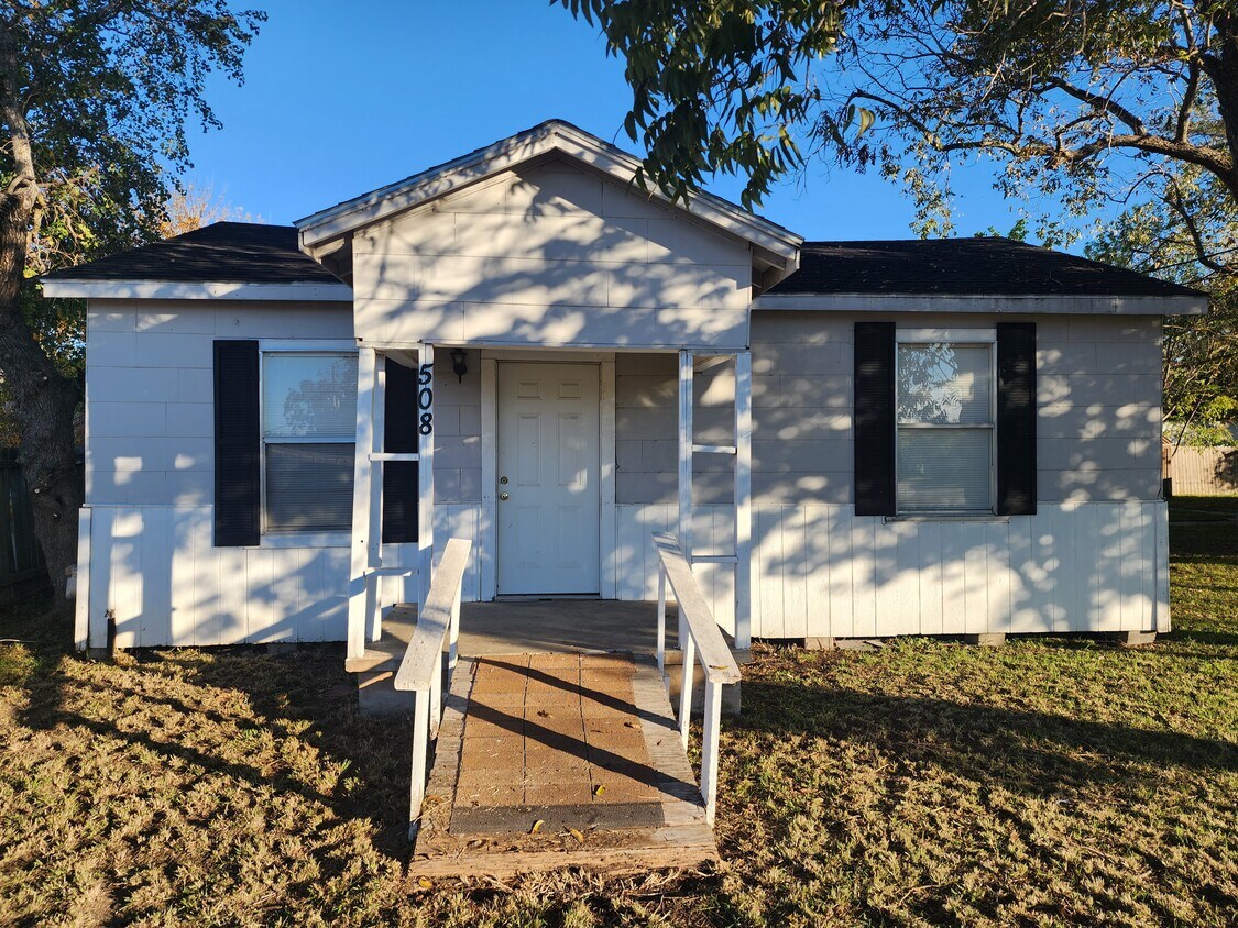 Primary Photo - 508 E Red River St