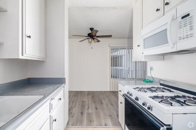 1 habitación, 1 baño - 700 pies cuadrados - Cocina - Fuller Apartments