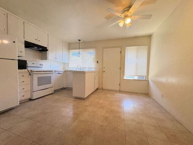 Foto del edificio - Cute 2 Bedroom Condo