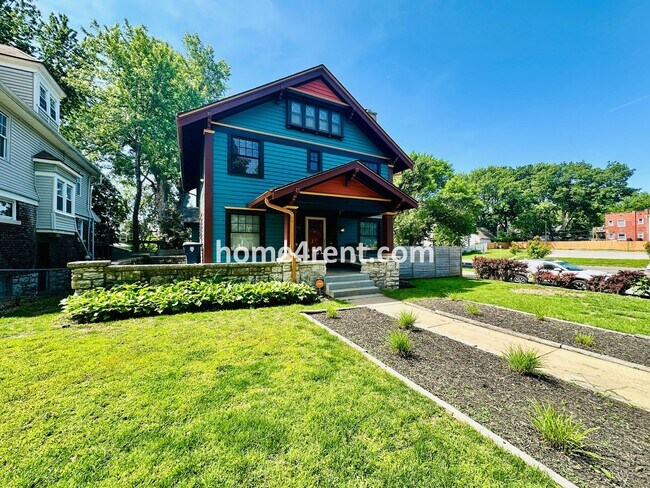Foto del edificio - Beautiful, KCMO Home with Historic Charm, Updated Kitchen, Wood Floors and a Fenced Yard!