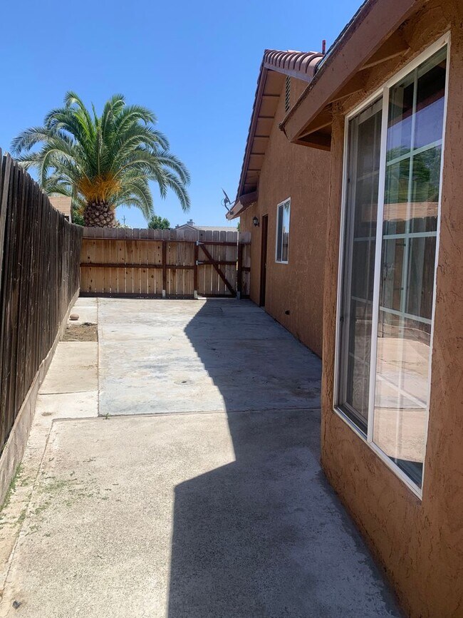 Building Photo - 4 Bedroom 2 Bath available Now