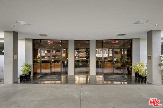 Foto del edificio - 100 S Doheny Dr