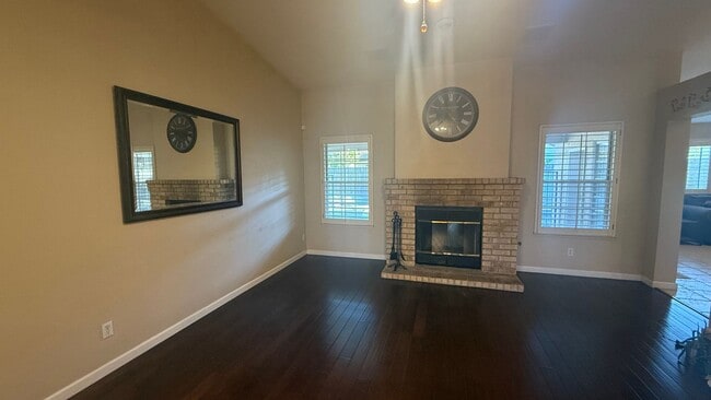 Foto del edificio - 3-bedroom, 2-bathroom home located in the ...