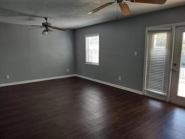 Building Photo - 3893 Pompano Dr SE