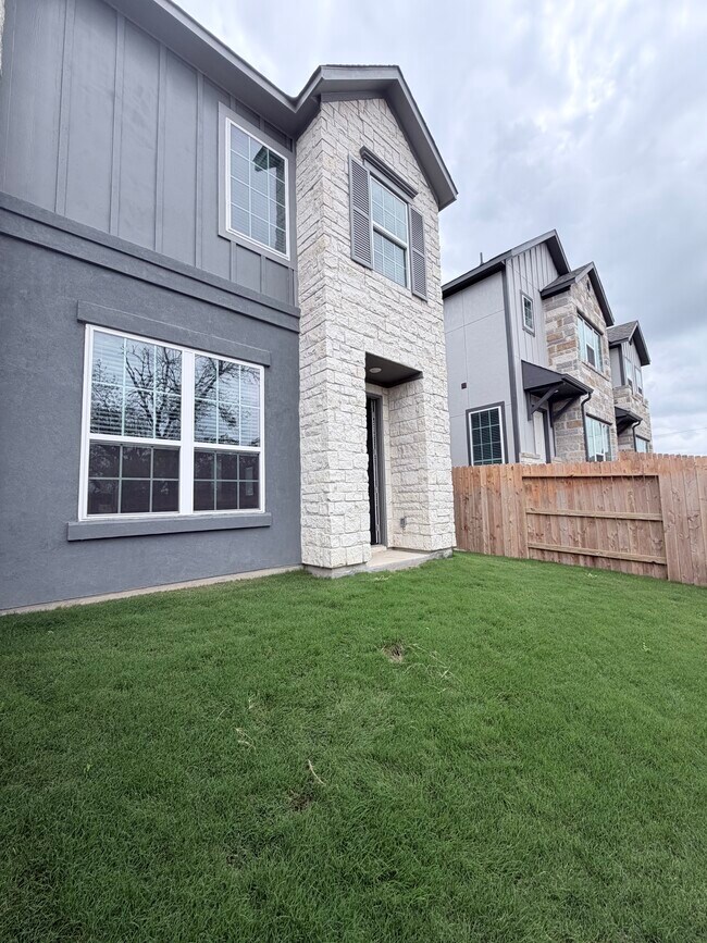 Foto del edificio - 957 Beebrush Ln