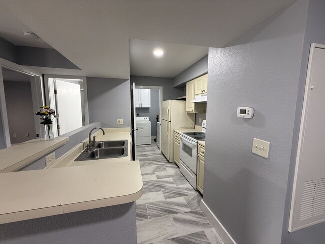 Building Photo - Blossom Park Villas Condominiums