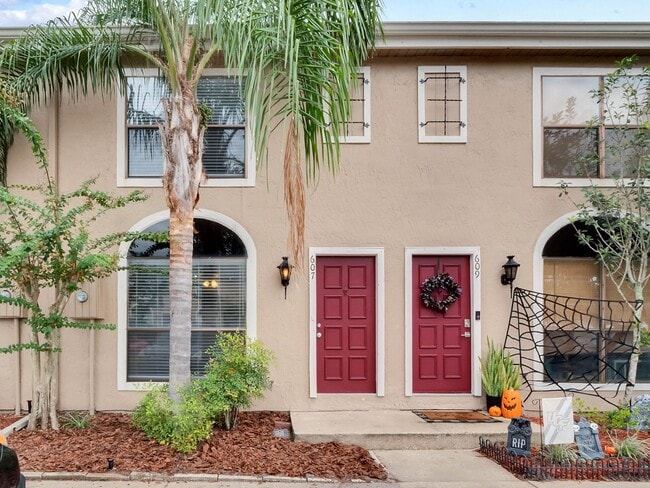 Building Photo - Newly Renovated 2/2.5 Townhome in Winter S...