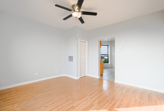 Foto del edificio - 2418 N Clybourn Ave
