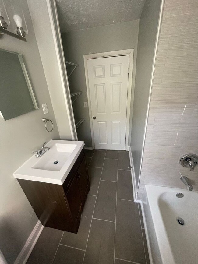 Building Photo - 1230 W 18th St