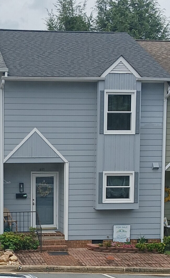 Building Photo - 617 College Ave SW