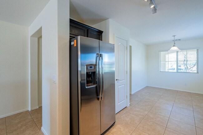 Foto del edificio - October Move in - Four Bedrooms!