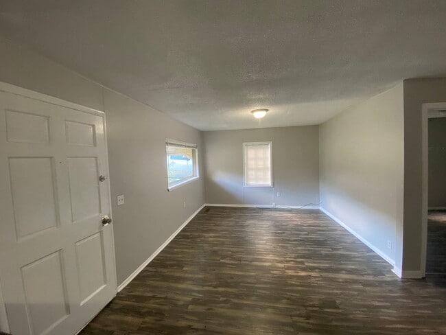 Building Photo - 3 Bedroom 1 Bathroom House