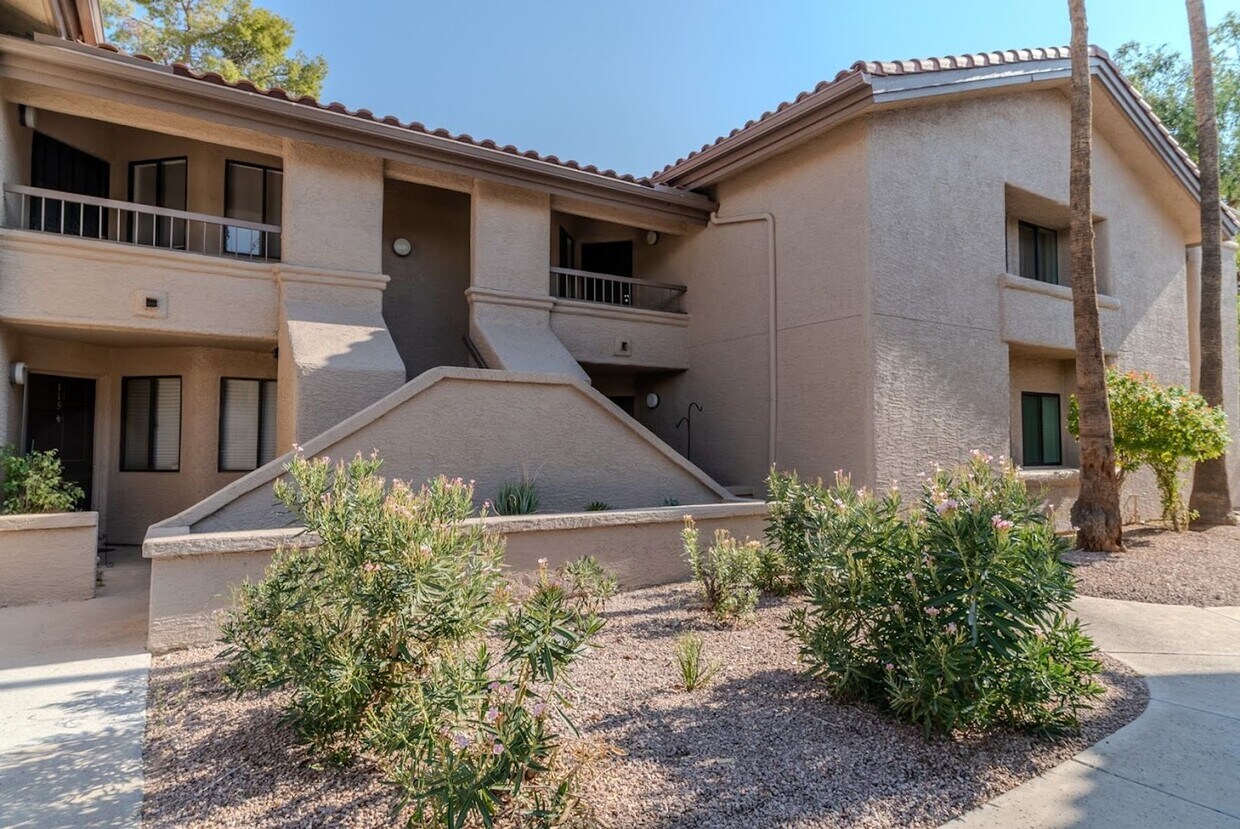 Foto principal - 2-bedroom condo is now available in Scottsdale. 1/2 off 1st Months' Rent