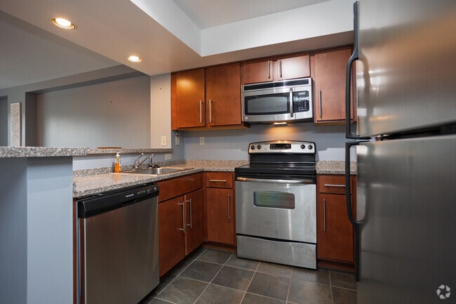 3BR, 2BA - 1,050SF - Kitchen - Lake Plaza Apartments