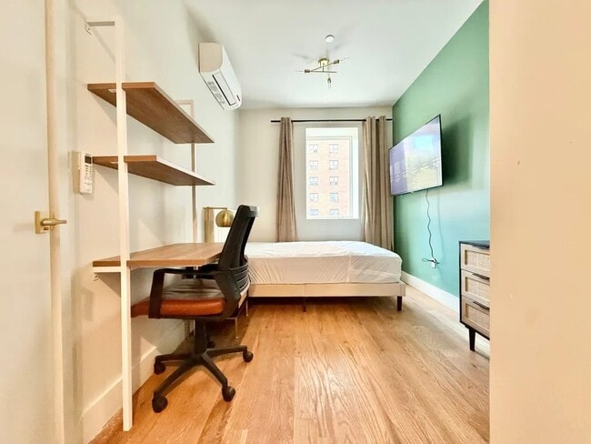 Building Photo - Furnished room/NOT APARTMENT