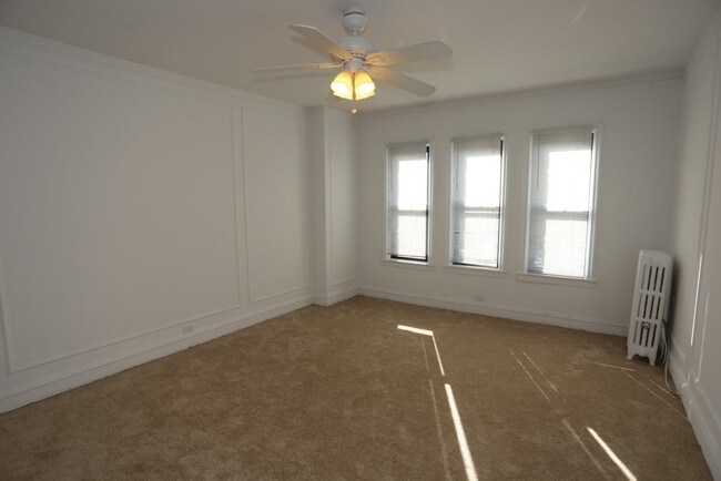 Building Photo - 440 W Barry Ave
