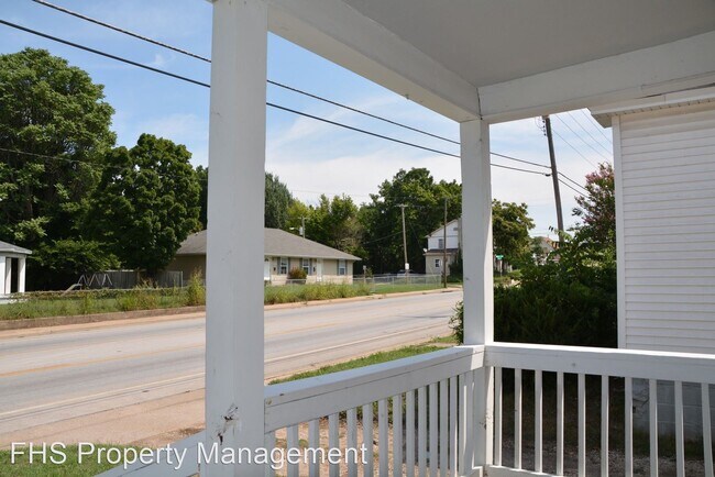 Building Photo - 3 br, 1 bath House - 516 W Division St
