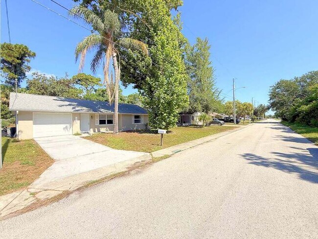Building Photo - 15839 Villa Dr