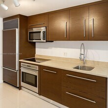 Building Photo - 475 Brickell Ave