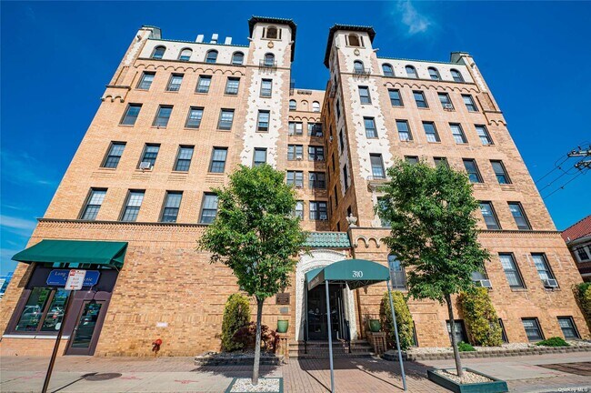 Building Photo - 310 Riverside Blvd