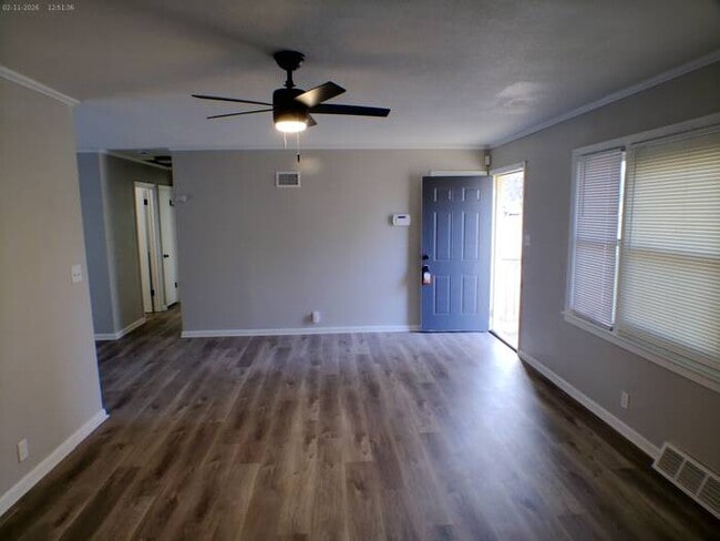 Building Photo - Beautiful 2 bedrooms and 2 baths with vanity located on S Hawthorne Ave in Independence, convenie...