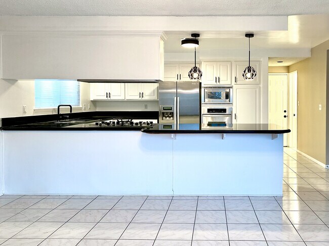 Large kitchen with gas cooktop, stainless steel appliances (fridge with water filter and ice maker), - 1592 W Sim Pl