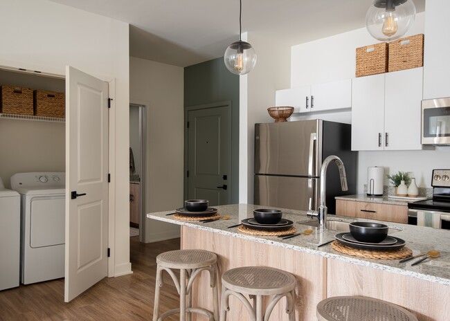 Lavandería de cocina con 2 camas - Parkside Apartments