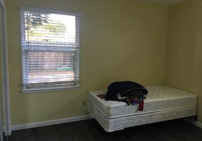 Foto del edificio - 916 Bautista Dr