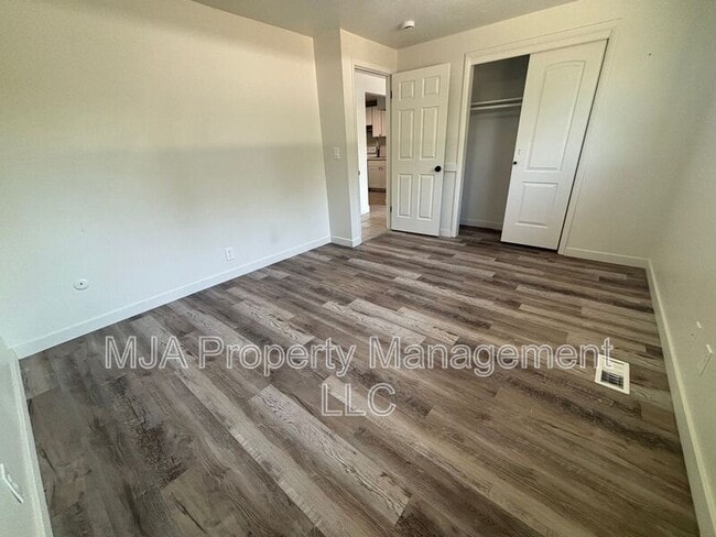 Building Photo - 2564 S 8th E