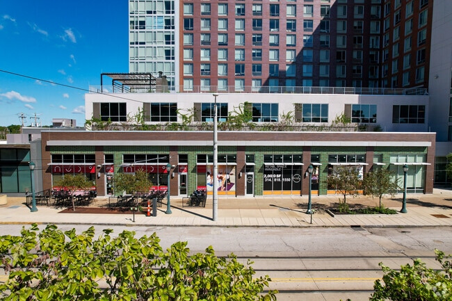 Building Photo - Everly on The Loop