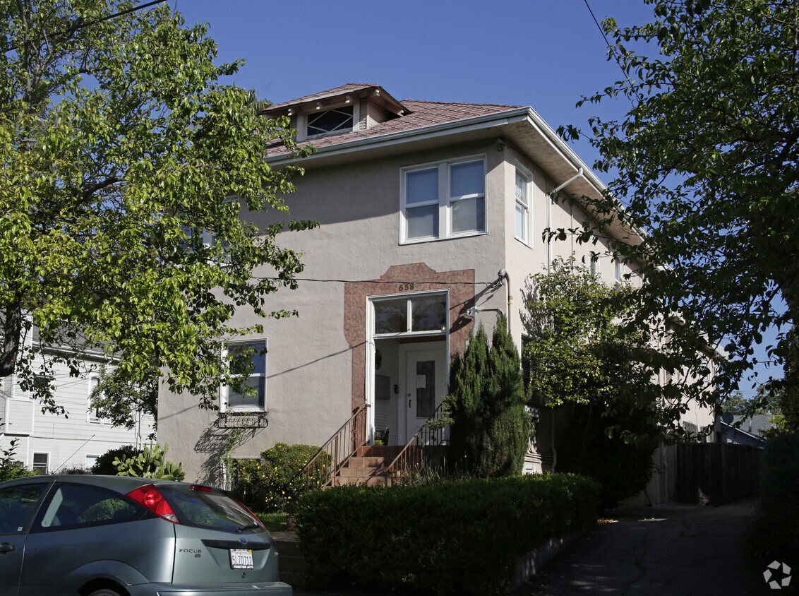 Building Photo - 558 58th St