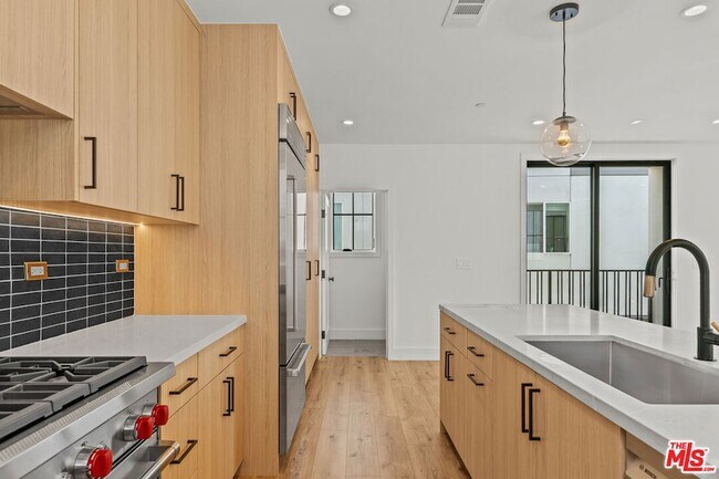 Foto del edificio - 14535 Killion St